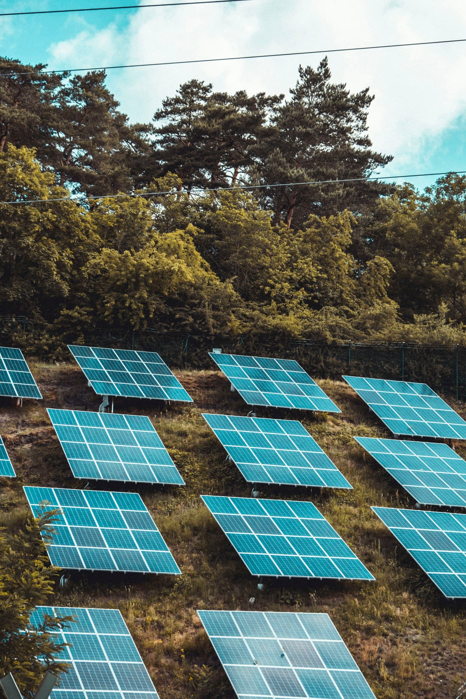 Painéis solares e armazenamento. A rede pública de carregamento em Luanda ainda carece de verificação no terreno.
