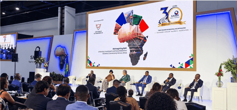 Painel ministerial na 15.ª Conferência e Exposição SARA 2026, em Joanesburgo.